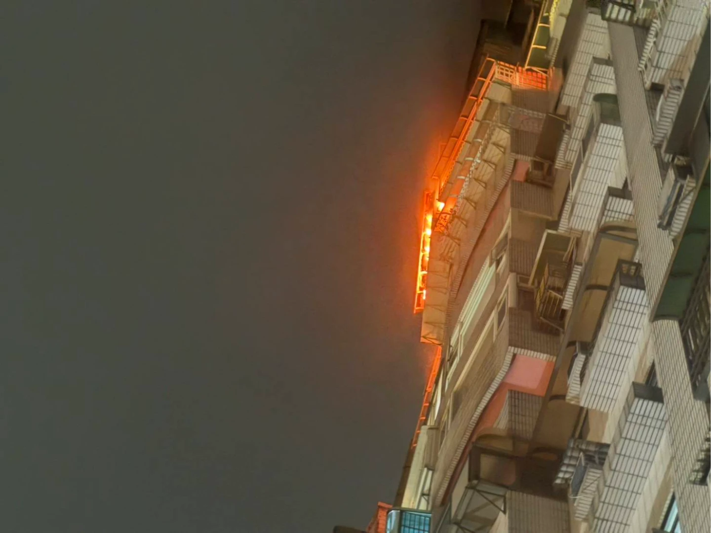 烈焰片｜新北社區大樓14樓暗夜大火狂燒！　61歲婦救出送醫不治