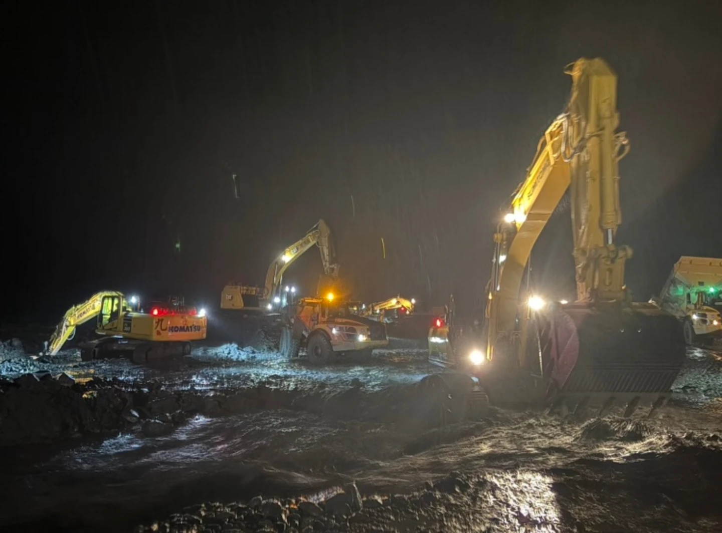 徹夜趕工！水利署今凌晨3時完成河道改道及封堵　持續進行明利社區復原