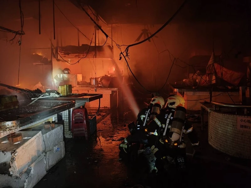 雨夜大火！澎湖最大馬公北辰市場祝融　初估6攤位遭火噬