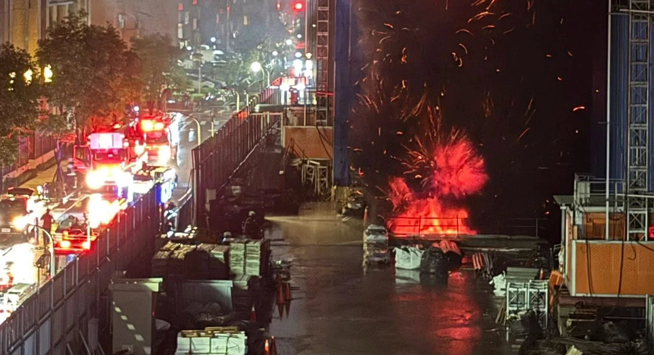 有片｜北市民生社區工地大火！濃煙衝天　環保局：關窗戴口罩