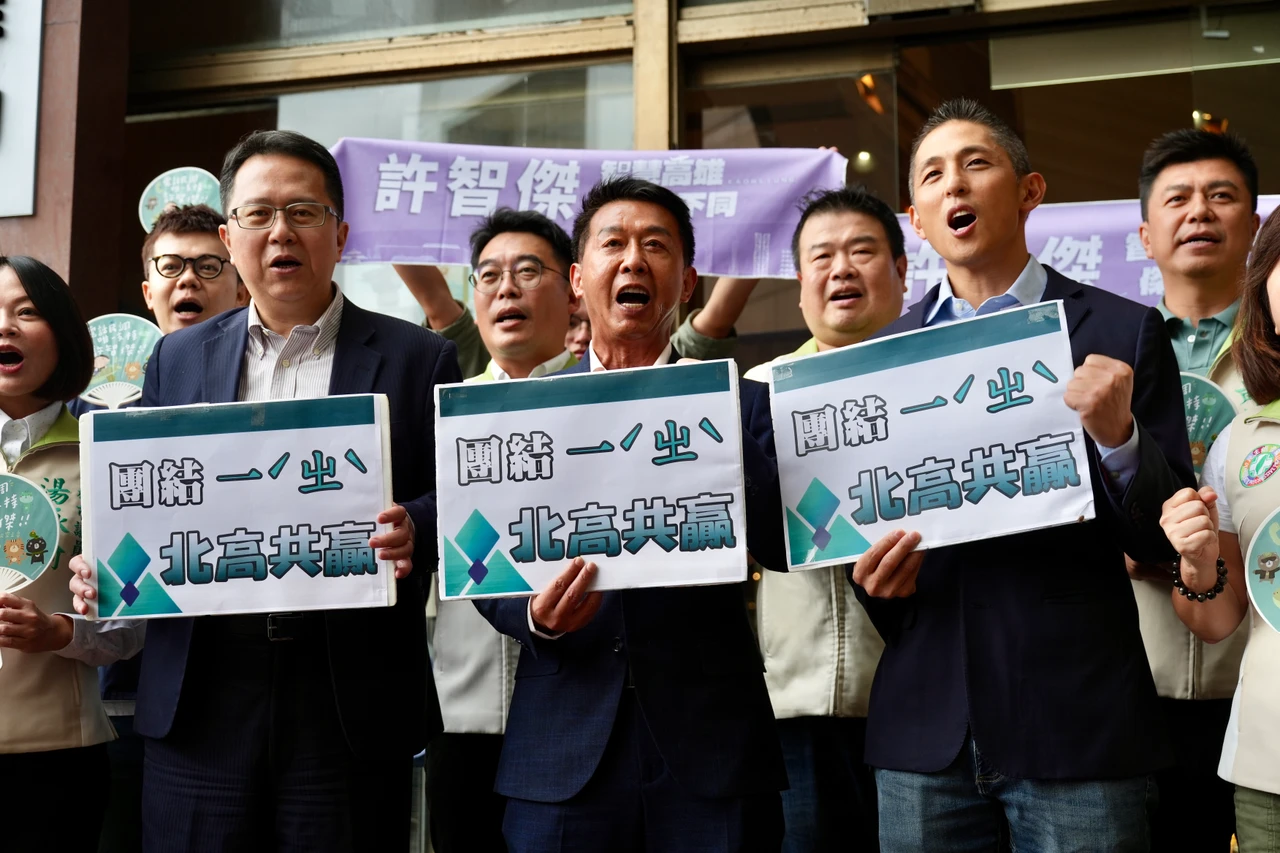 許智傑壓軸登記市長初選！　吳怡農到場相挺喊北高連線