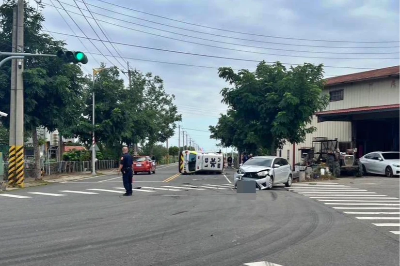 嘉義救護車穿越路口「鳴笛放慢」　遭62歲女撞翻！3人受傷慘況曝