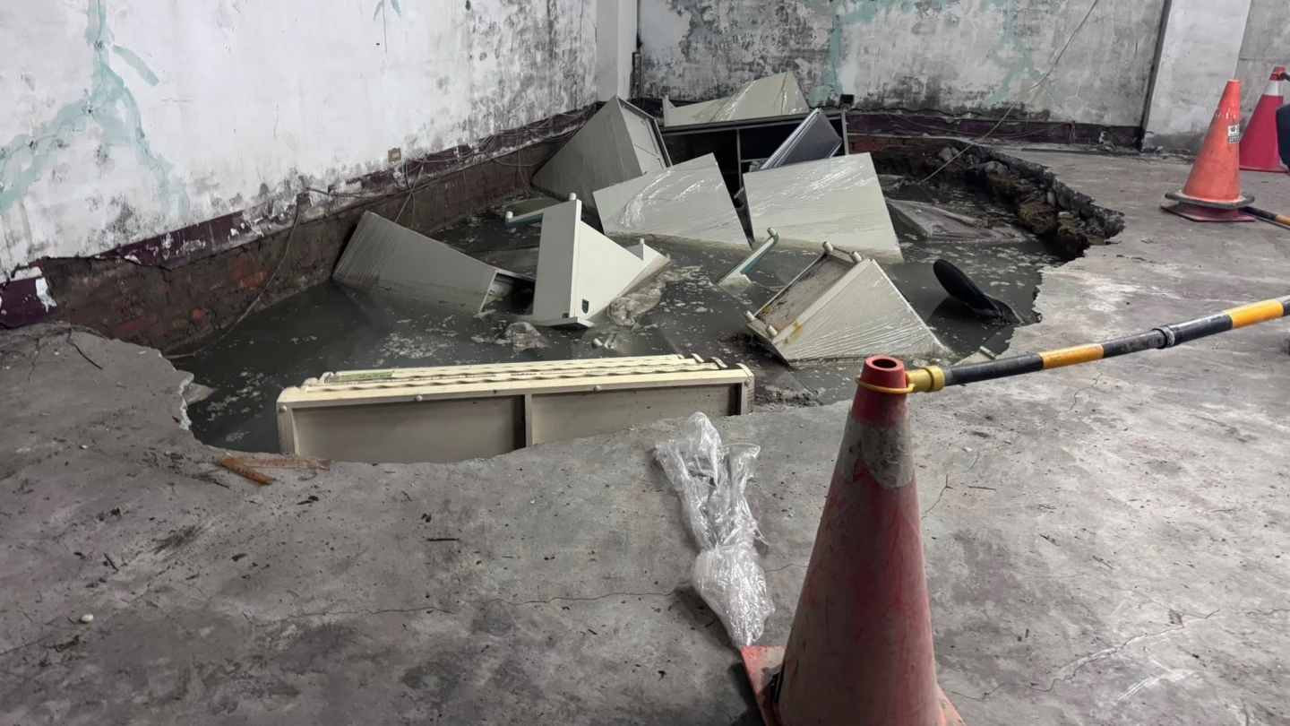 又疑施工釀鄰損！基隆民宅內驚見2坪天坑　家具全被吞