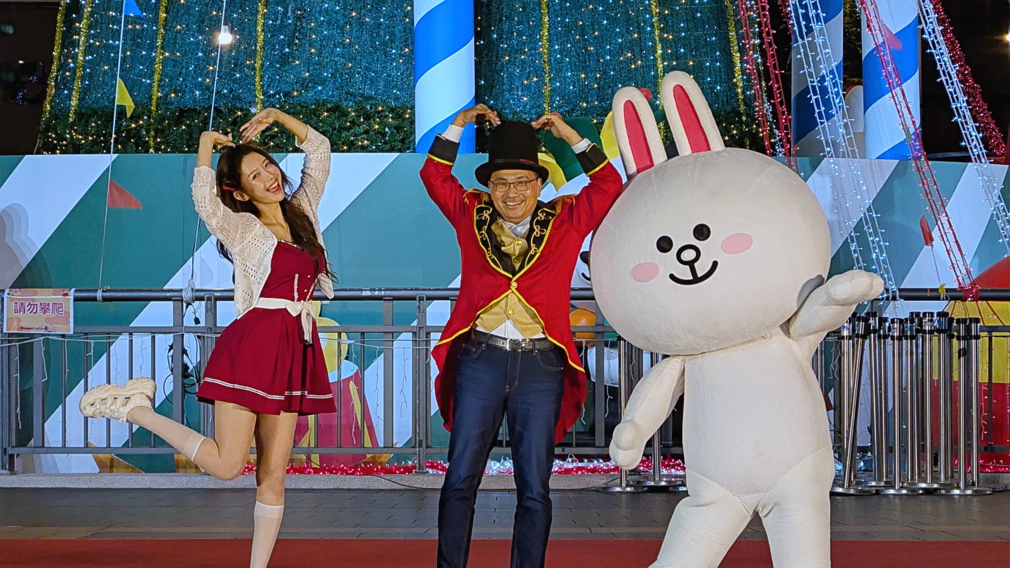 有片｜李雅英現身新北歡樂耶誕城開城！　奇幻馬戲大秀×光雕展演揭開序幕
