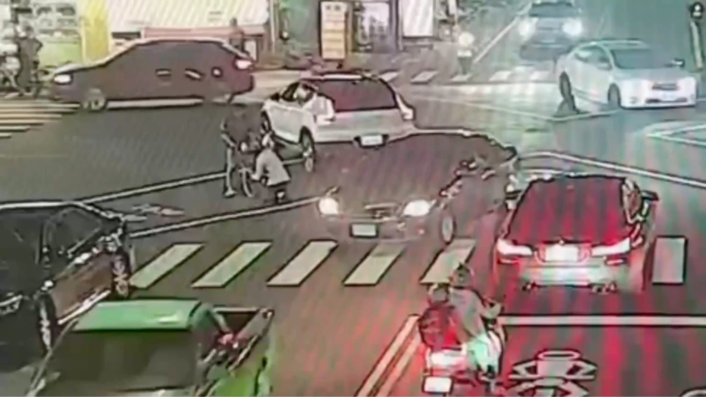 有片｜休旅車險撞單車超展開！駕駛急路中下跪求饒　背後原因有洋蔥