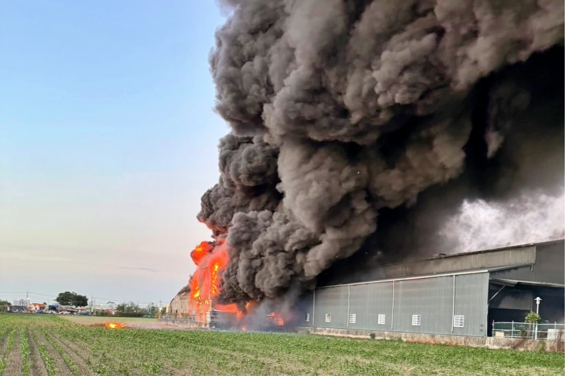 台南工廠大火！恐怖黑煙竄天　環保局急提醒這4區快關窗