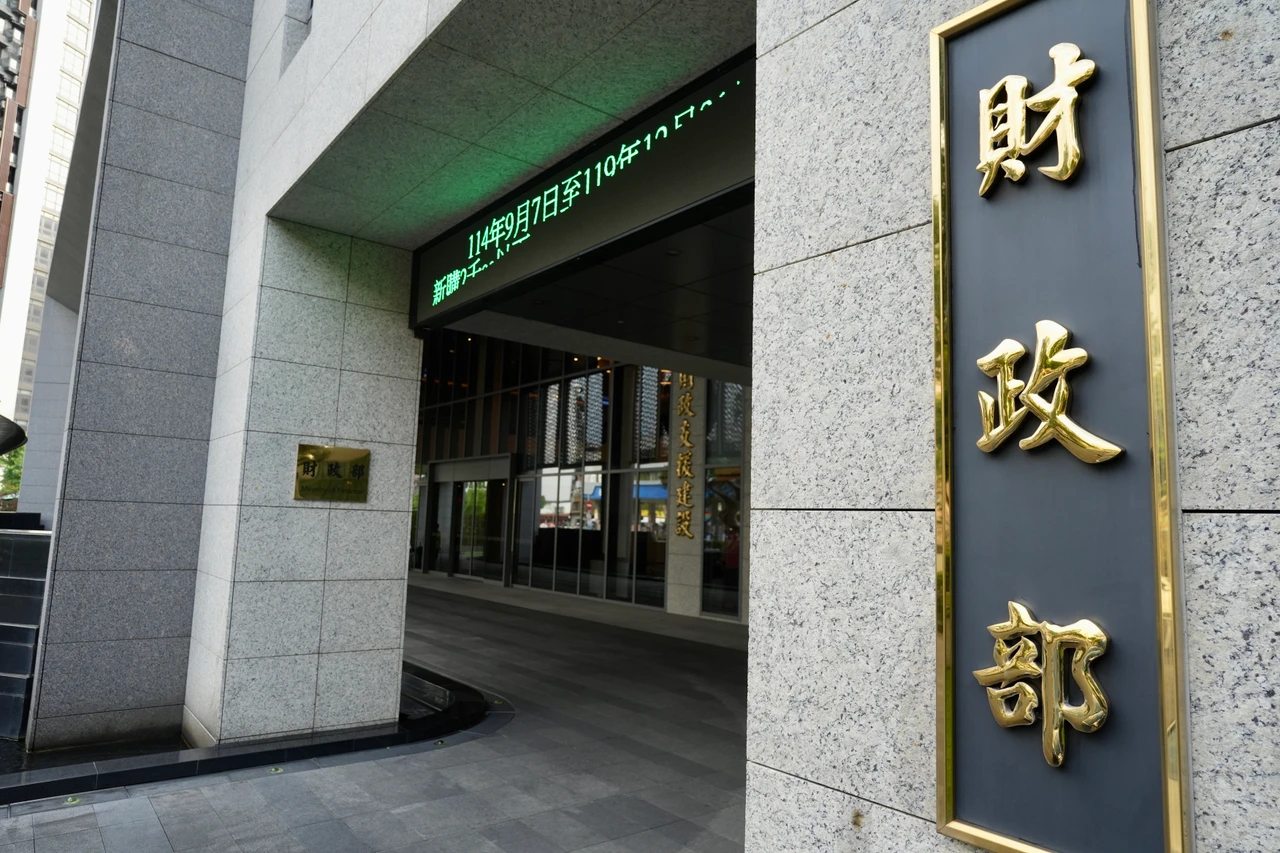 海關人員恐嚇空服員　關務署：已記兩大過予以免職