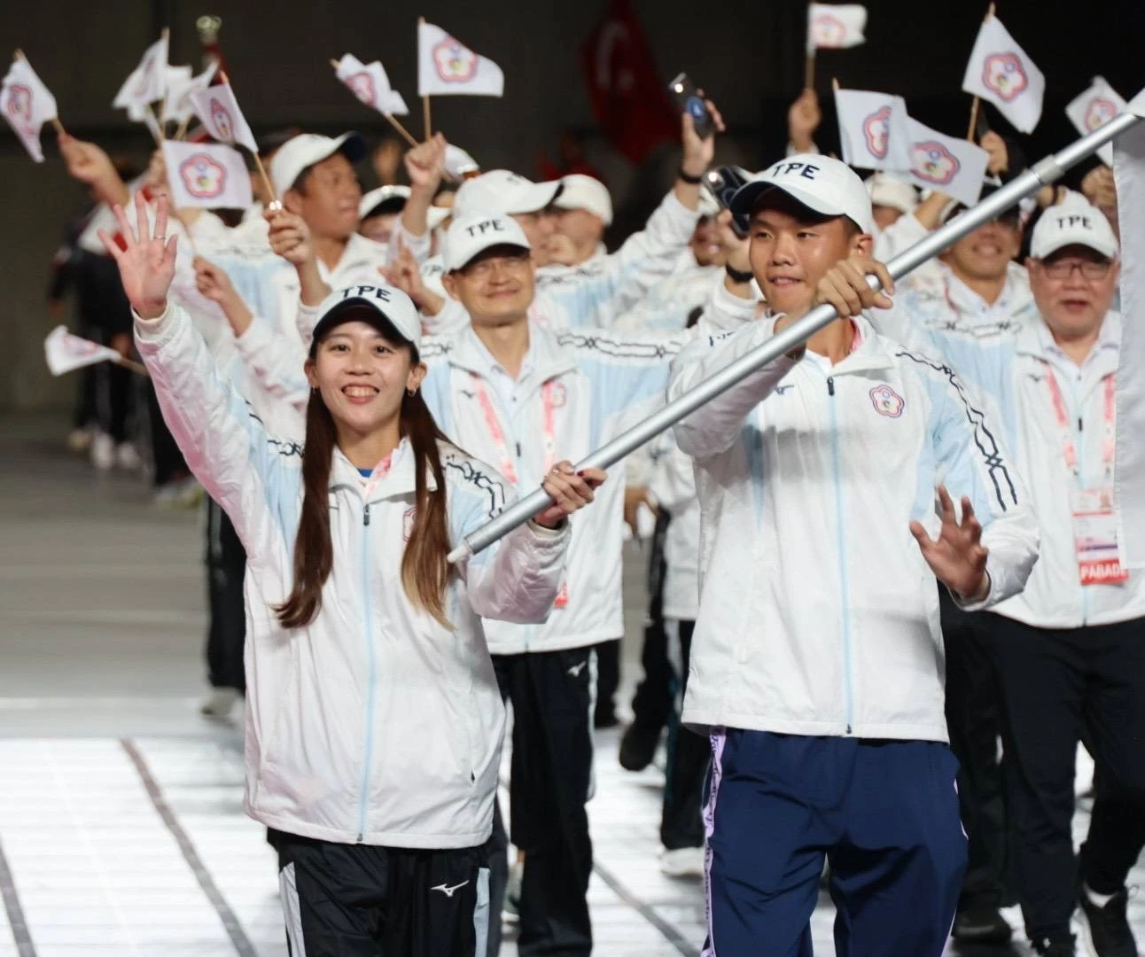 東京聽奧開幕！林家文、鄒少宇擔任掌旗官　中華隊排序第73位進場