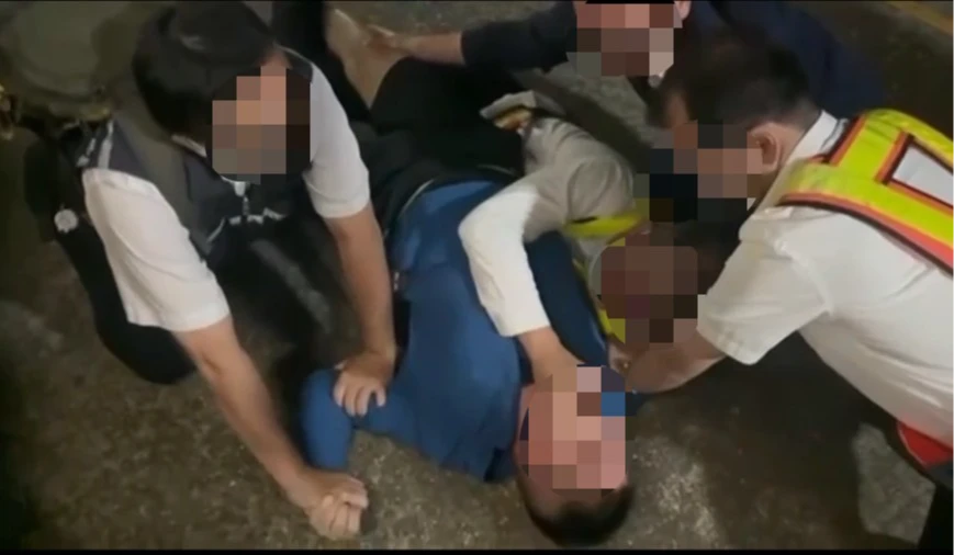 瑞芳站旅客拒下車猛踹站長！現場畫面曝光　台鐵：將依法協助提告