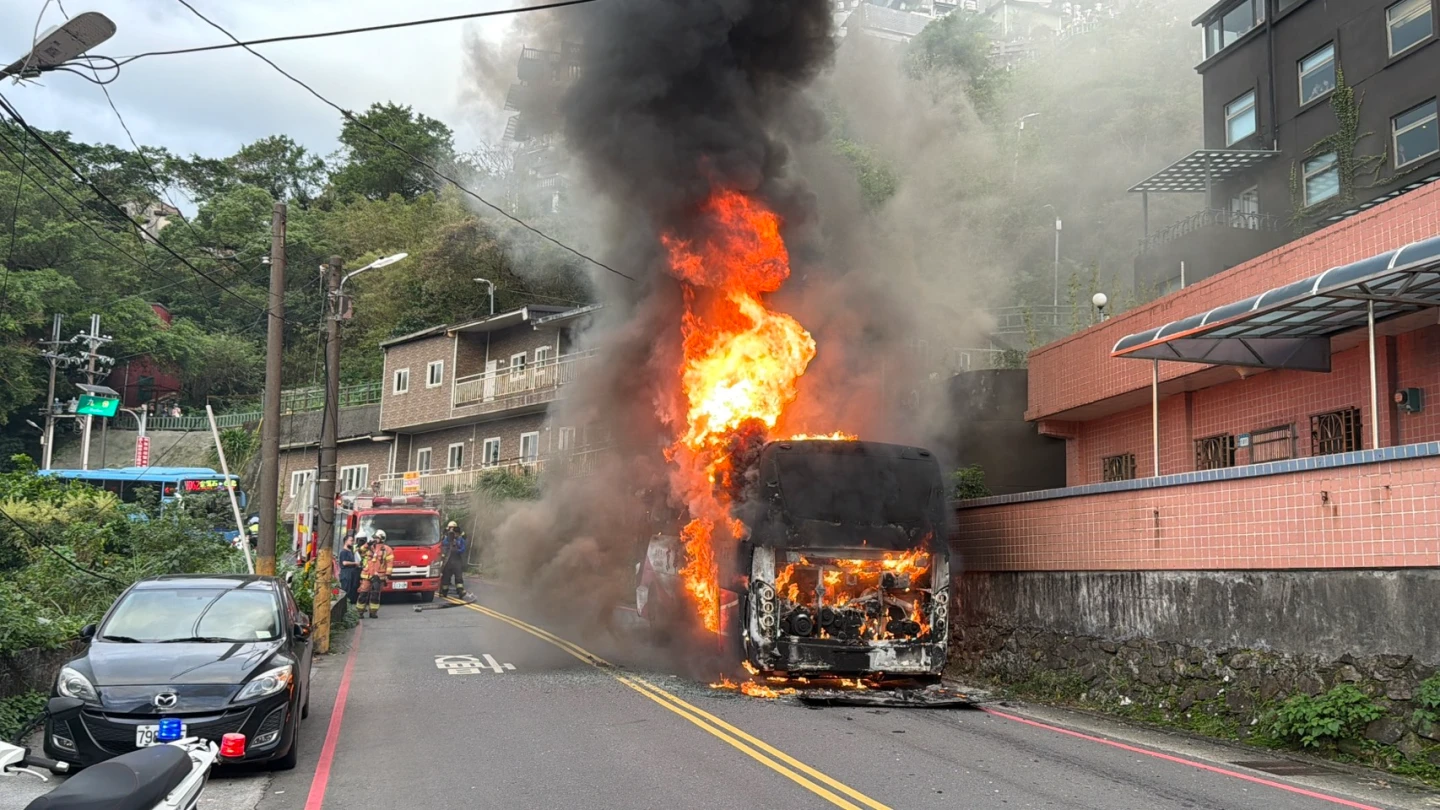 有片｜九份遊覽車火燒車　新北消防7車22人搶救！車上13人逃過一劫