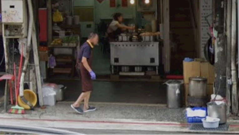 北車老字號小吃店遭爆「水溝蓋上洗冬粉」　衛生局：將派員稽查