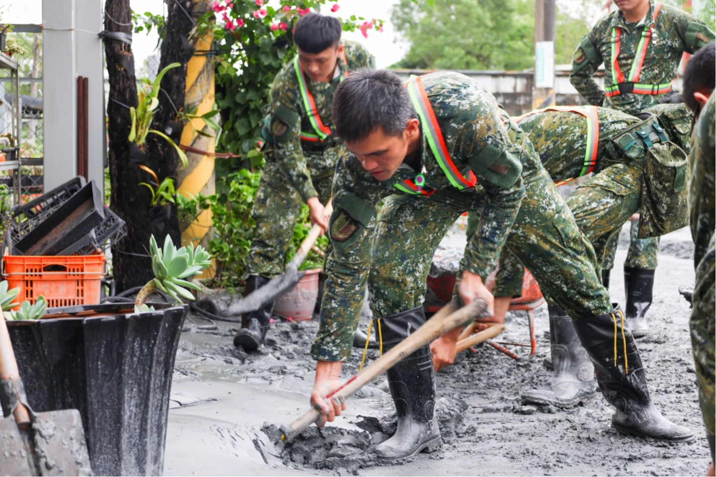 有片｜鏟子超人回來了！鳳凰肆虐花蓮　國軍千人泥濘中清淤