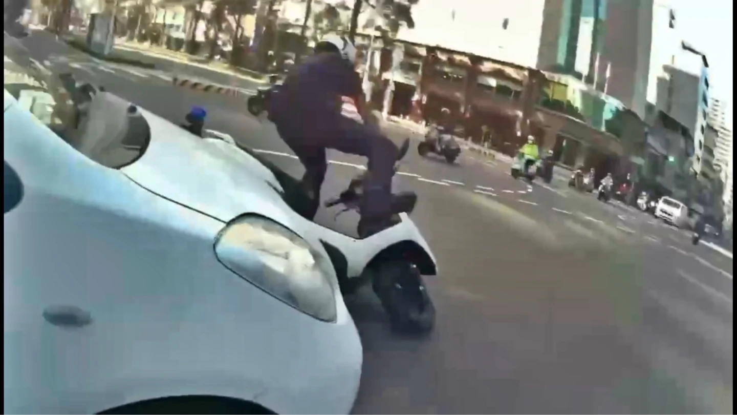 有片｜7案通緝犯拒捕！高雄警英勇攔車對空連開2槍　驚險畫面曝光