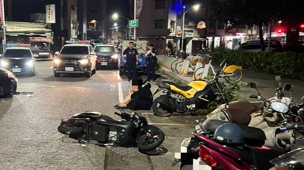 西子灣看海變看罰單！高雄3少闖紅燈拒檢狂飆撞4車　罰單最高達5萬4000元