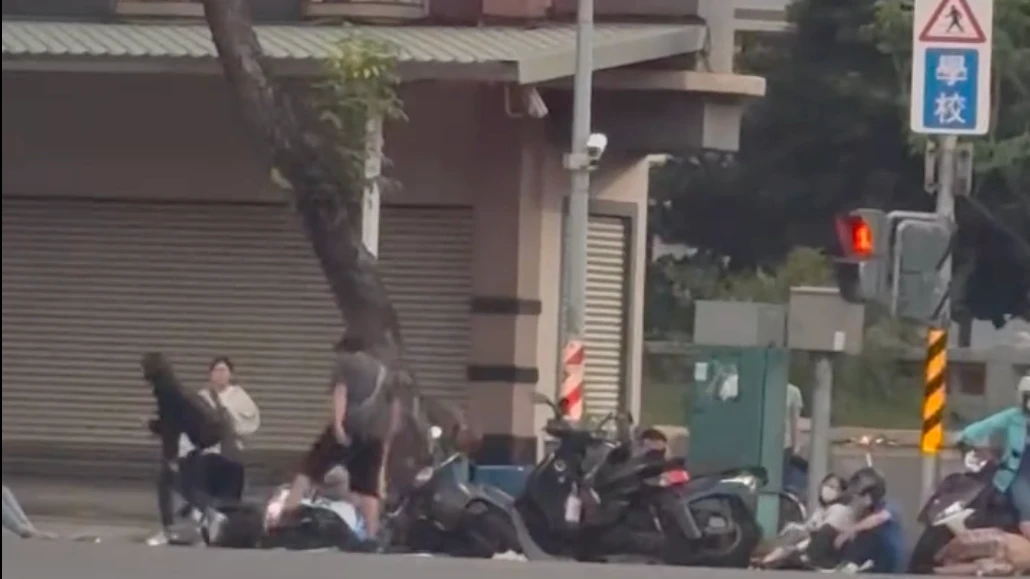 有片｜高雄土庫一路驚悚車禍！轎車失控衝入待轉區　9名騎士倒地送醫