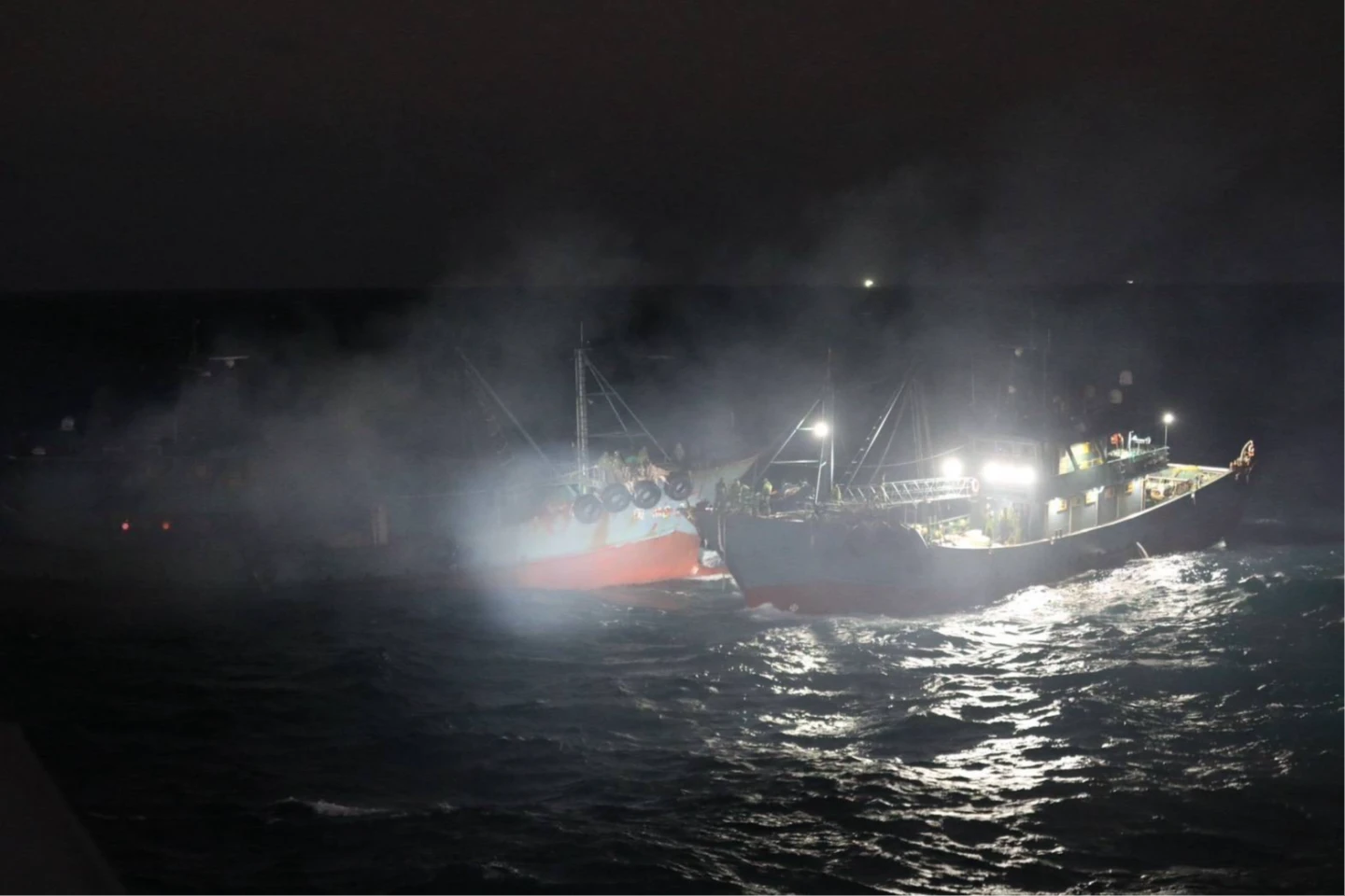 救援片｜陸船失火海巡艦艇人道救援　15名船員安全撤離