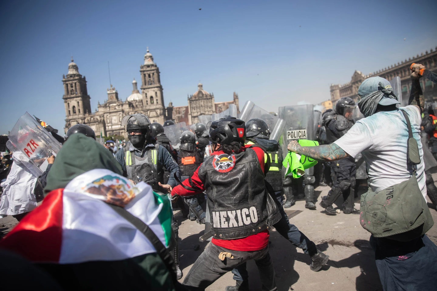 墨西哥Z世代號召上街反政府爆衝突　總統官邸柵欄被拆120傷