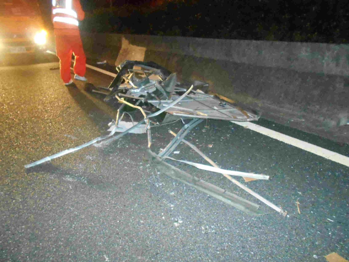 驚險片｜國道驚見掉落鐵架！8車來不及閃撞上瞬間曝　警出手追「失主」