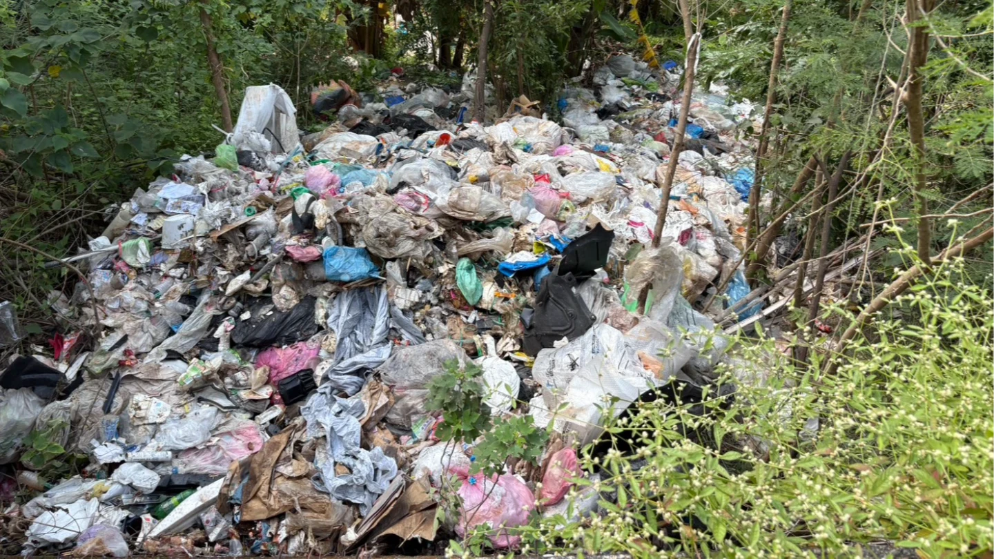 高雄深夜「垃圾雨」狂倒！燕巢月世界驚見滿坑家戶垃圾　來源竟是台南等處