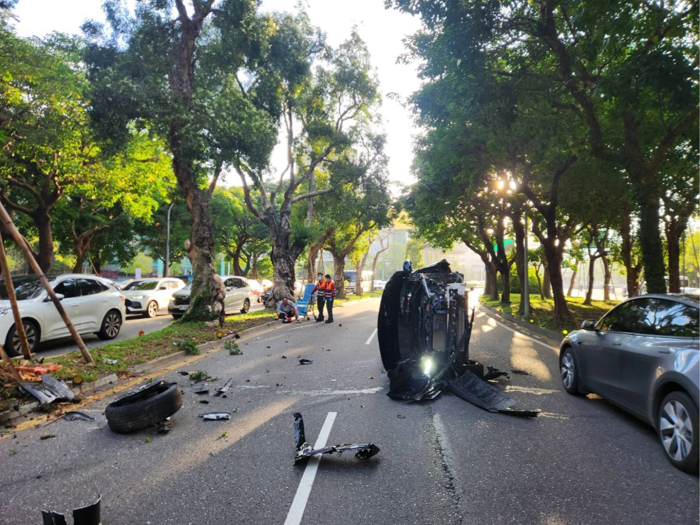 台大社科院外休旅車自撞側翻！輪胎噴飛現場慘況曝　駕駛嚇呆：沒印象