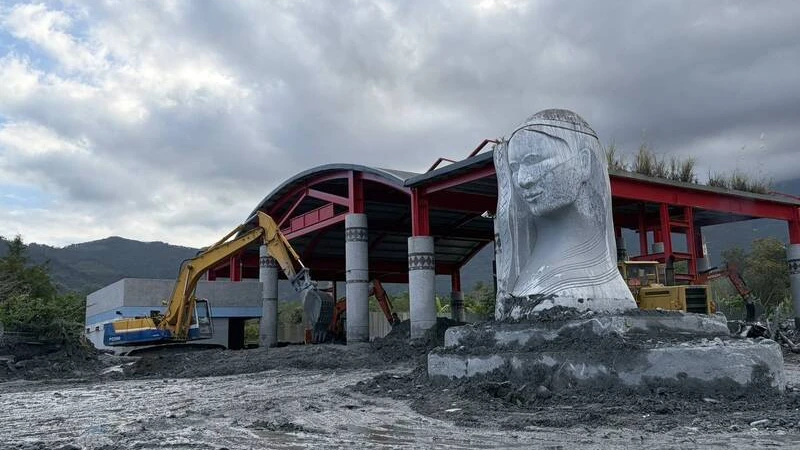 泥水淹沒明利部落第8天！精神地標「紋面阿嬤」挖出來了　部落象徵重見天日