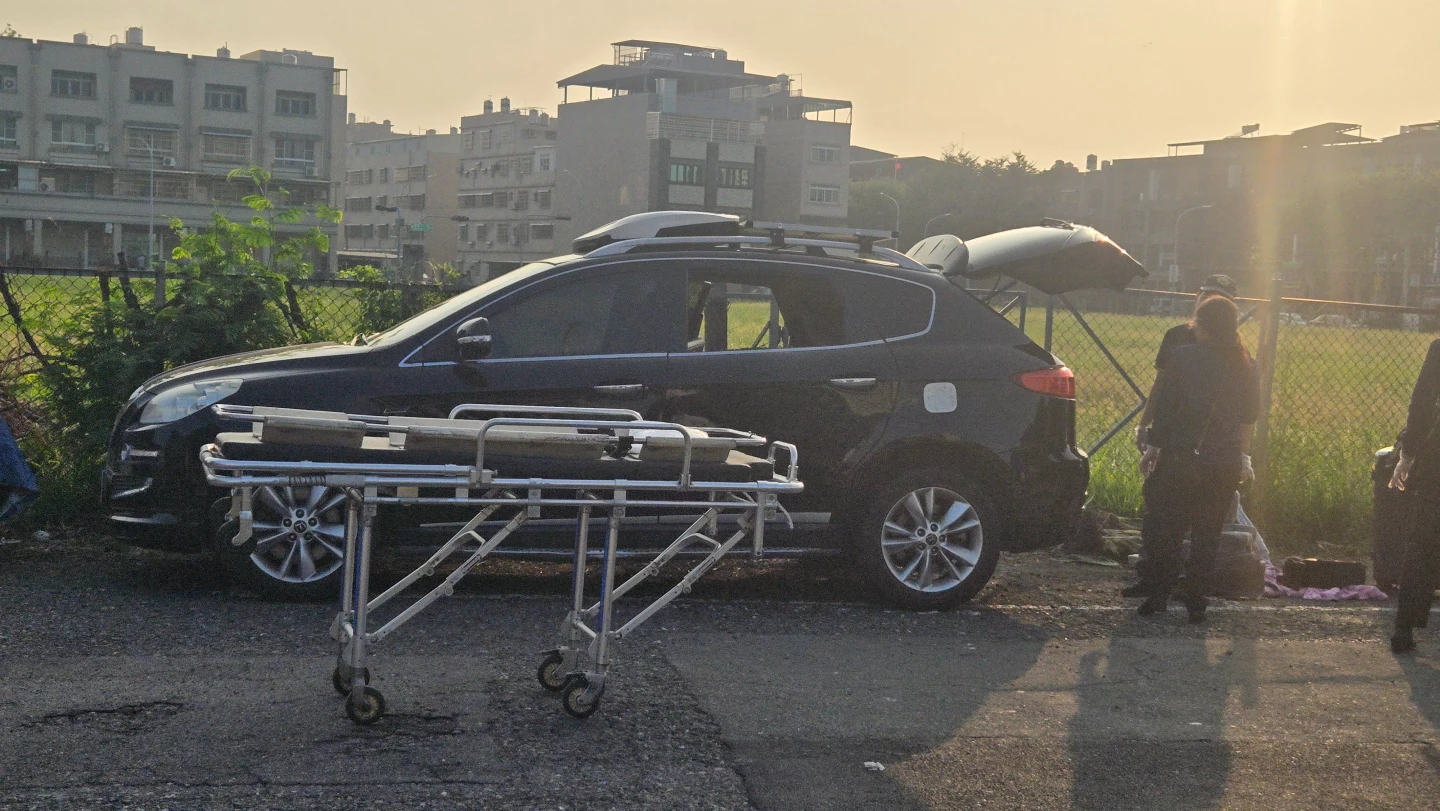 女友陳屍住處他急搬遺體上車！打給她兒子：你媽死了　警尋獲車輛