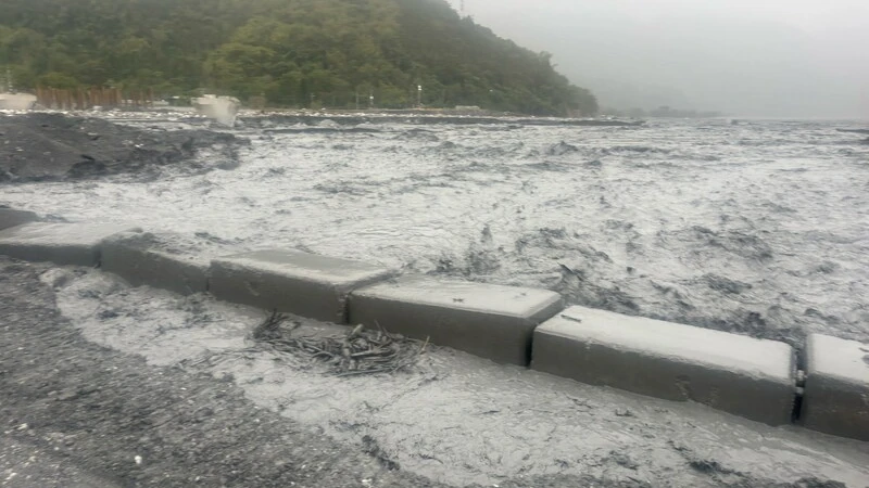 馬太鞍溪水突暴漲「泥流滾滾衝擊」！施工人員急撤河道　便道搶修被迫暫停