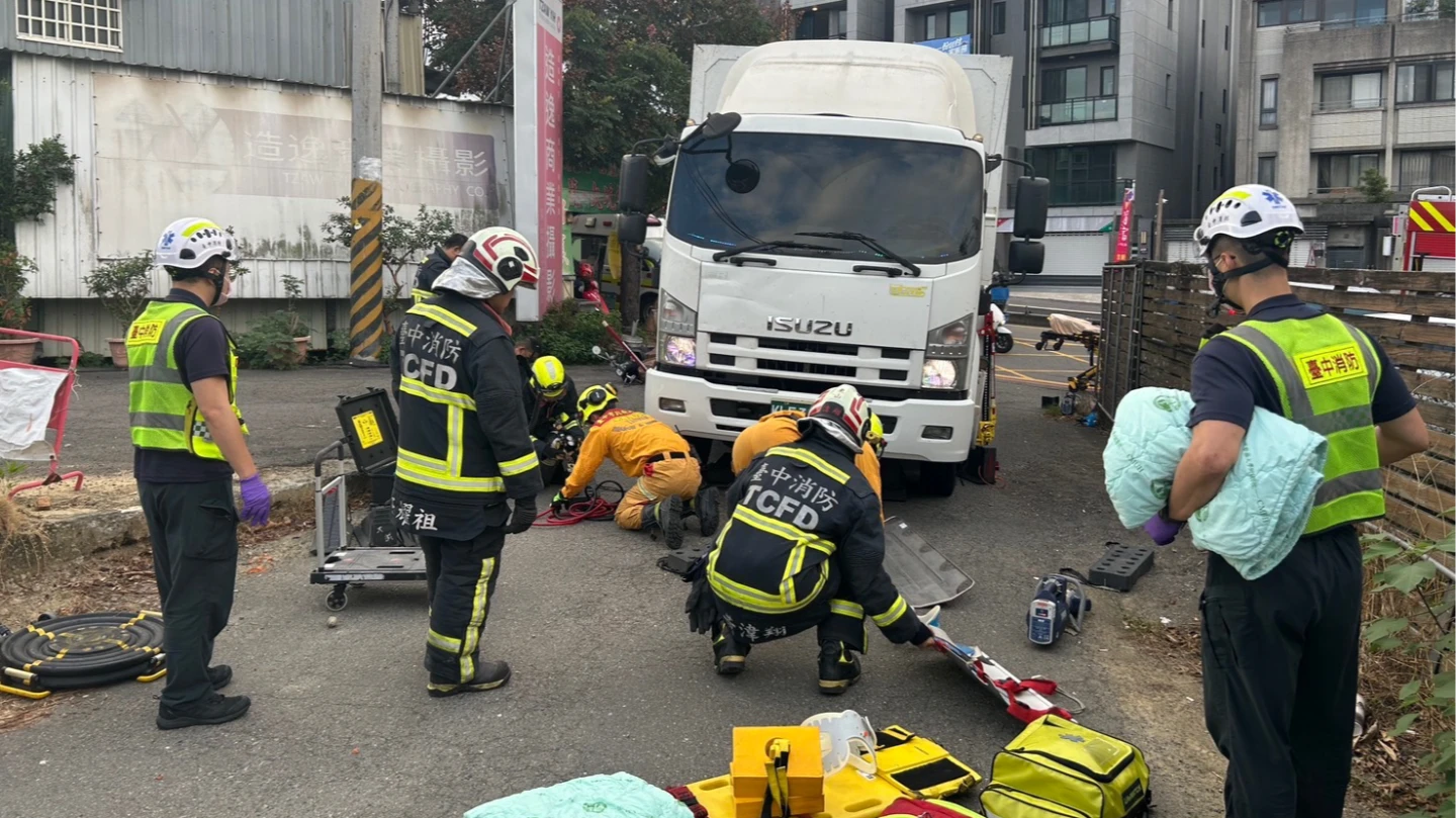 有片｜台中物流車撞雙載機車！2女捲車底1死1傷　女騎士頭顱變形亡