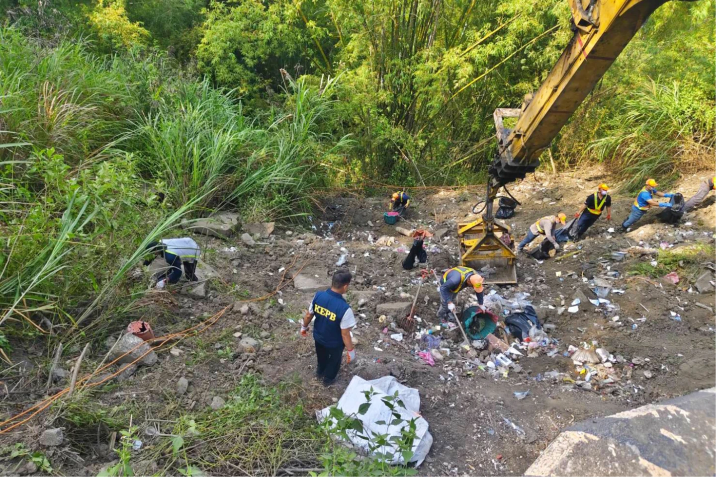 高雄月世界淪垃圾山！竟是台南業者幹的　陳其邁怒移送橋檢：月初就偷倒10多次