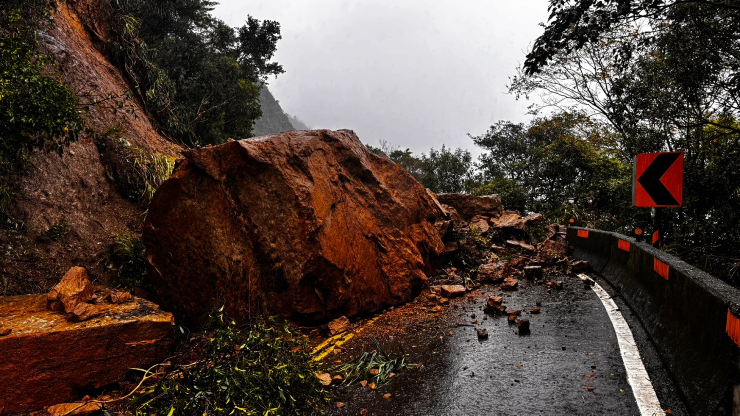 新北雙溪102線道巨石崩落！　道路雙向封閉