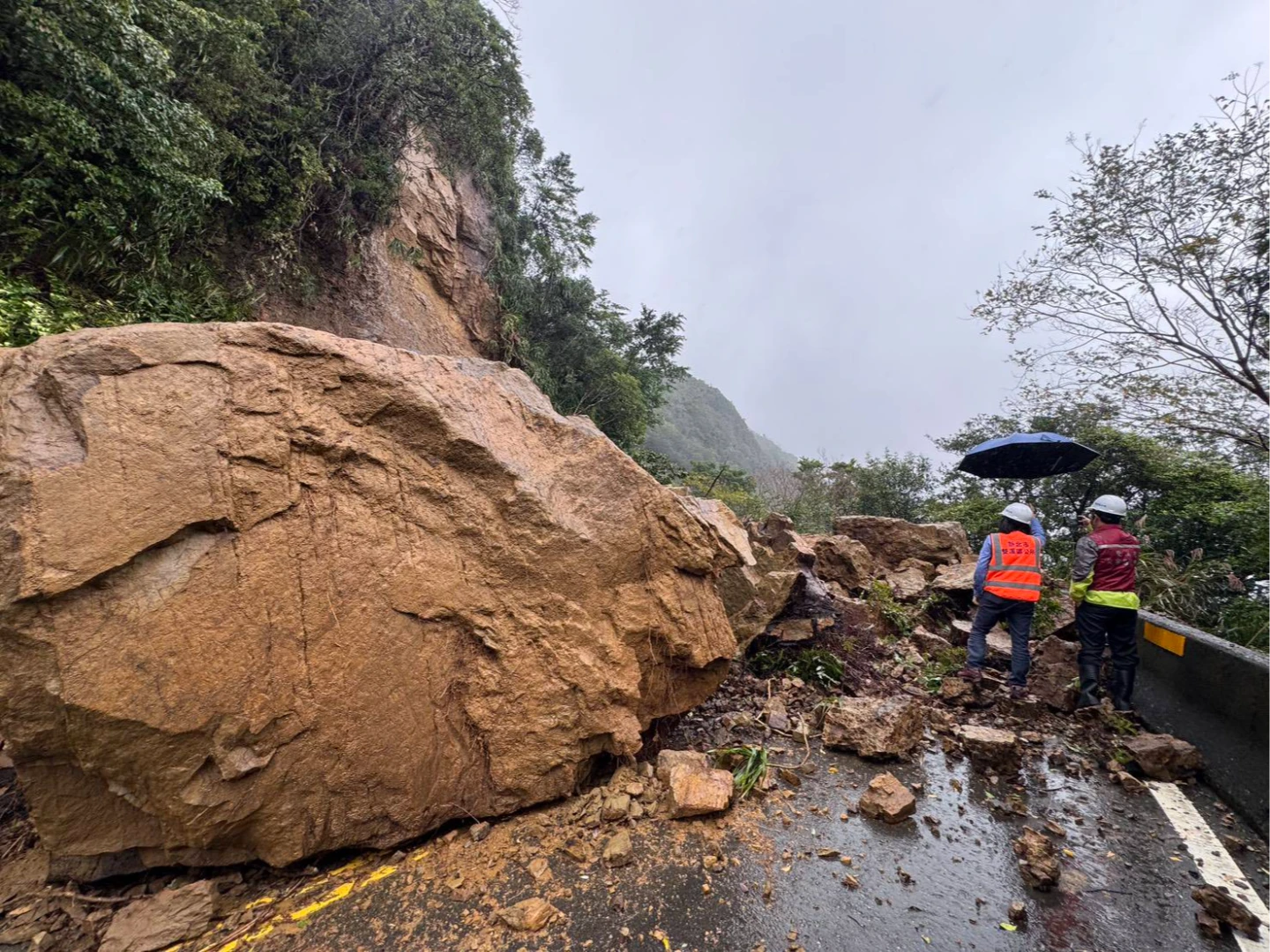 新北雙溪102線道巨石崩落！　道路雙向封閉