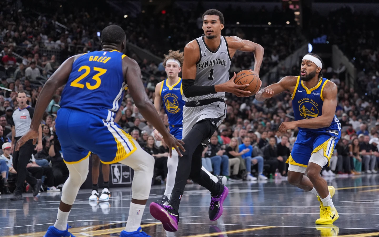 「法國怪物」不敵NBA傷兵潮！文班亞馬左小腿受傷　恐將傷停數周