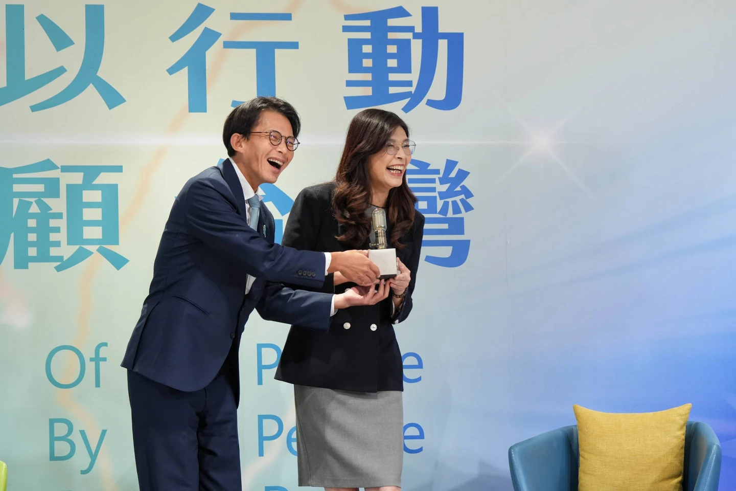 鄭黃會｜鄭麗文送彩瓷圓盤喊「藍白合作圓滿」　黃國昌贈水泥燈座：點亮台灣