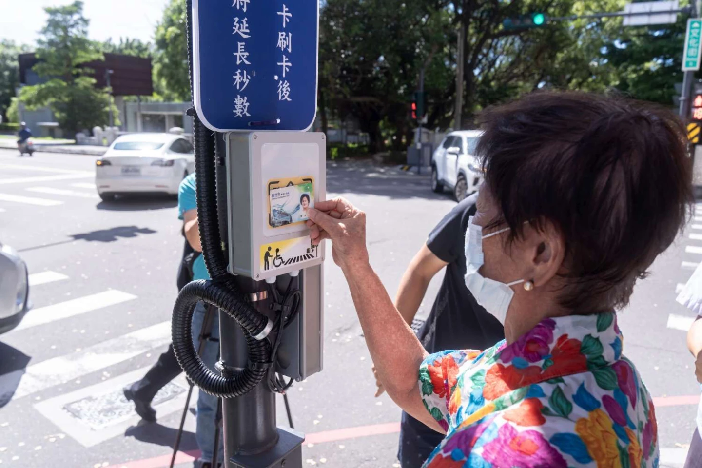 刷敬老愛心卡延長行人綠燈！「嗶」一下增加10秒　竹市擬視成效擴大辦理
