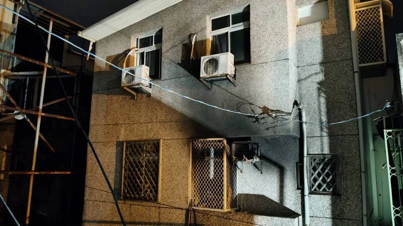 花蓮出租套房火警釀1死3傷　租客爬窗攀屋頂逃生！鄰居搬梯神救援