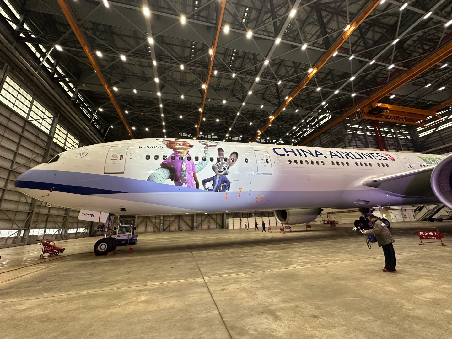 台灣航空史首度跟迪士尼合作　華航動物方城市2彩繪機首航洛杉磯