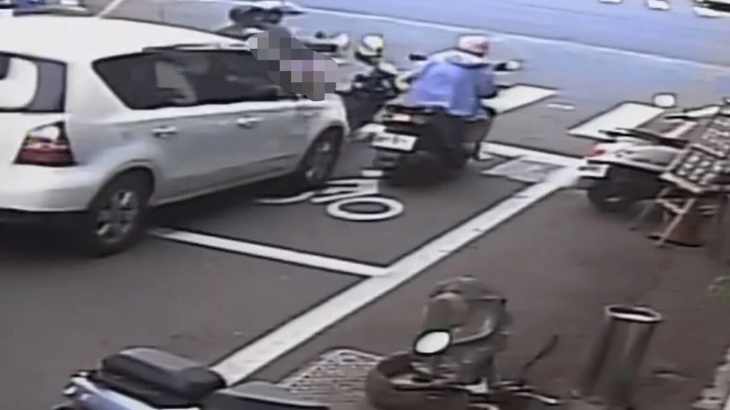 轎車高速撞停紅燈機車！竟「前後輪2次輾壓」肇逃　女騎士傷重不治