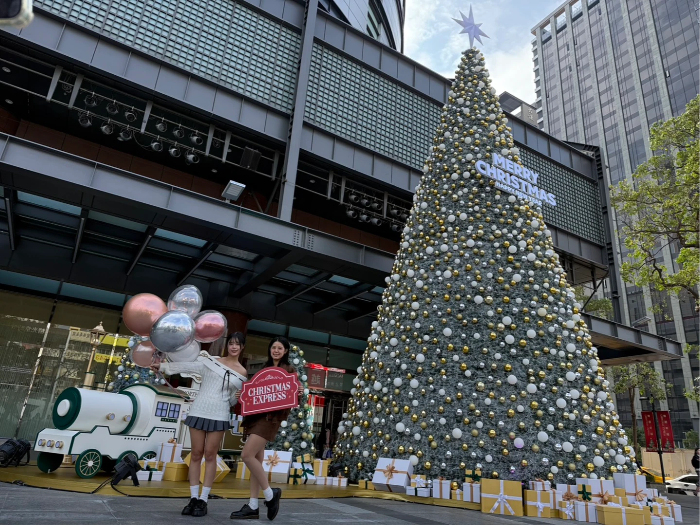 台中耶誕登場！新光三越12米雪花樹+百米流星隧道　還有限時燈光秀