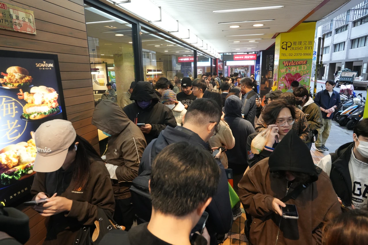 直擊｜台灣麥當勞奶昔回來了！館前店湧逾百人「回憶童年」　頭香7點半就到