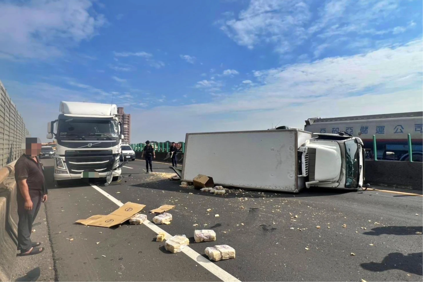 台88線3車連環撞！曳引車變換車道害小貨車側翻　車流塞爆1小時