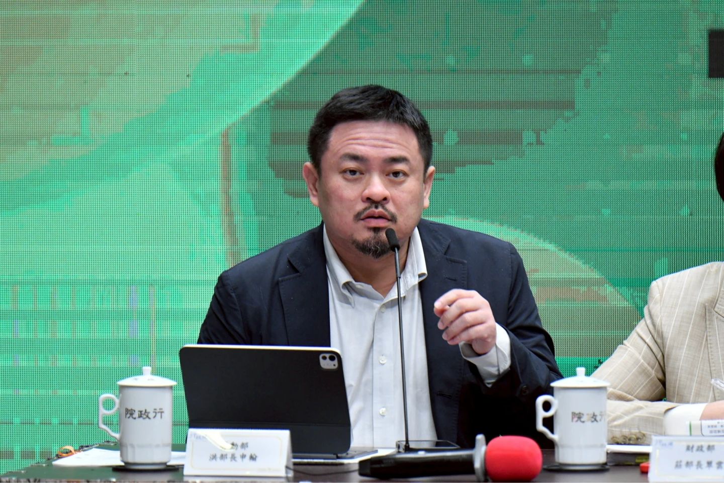 政府撥補勞保責任入法！　級距調整否？洪申翰：綜合考量對財務影響