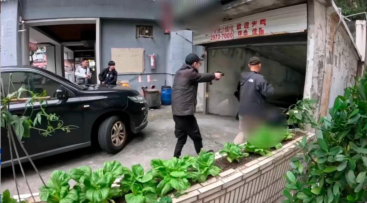 圍捕片｜新北警荷槍實彈包圍汽車！民眾驚見拍下po網　攻堅原因曝光