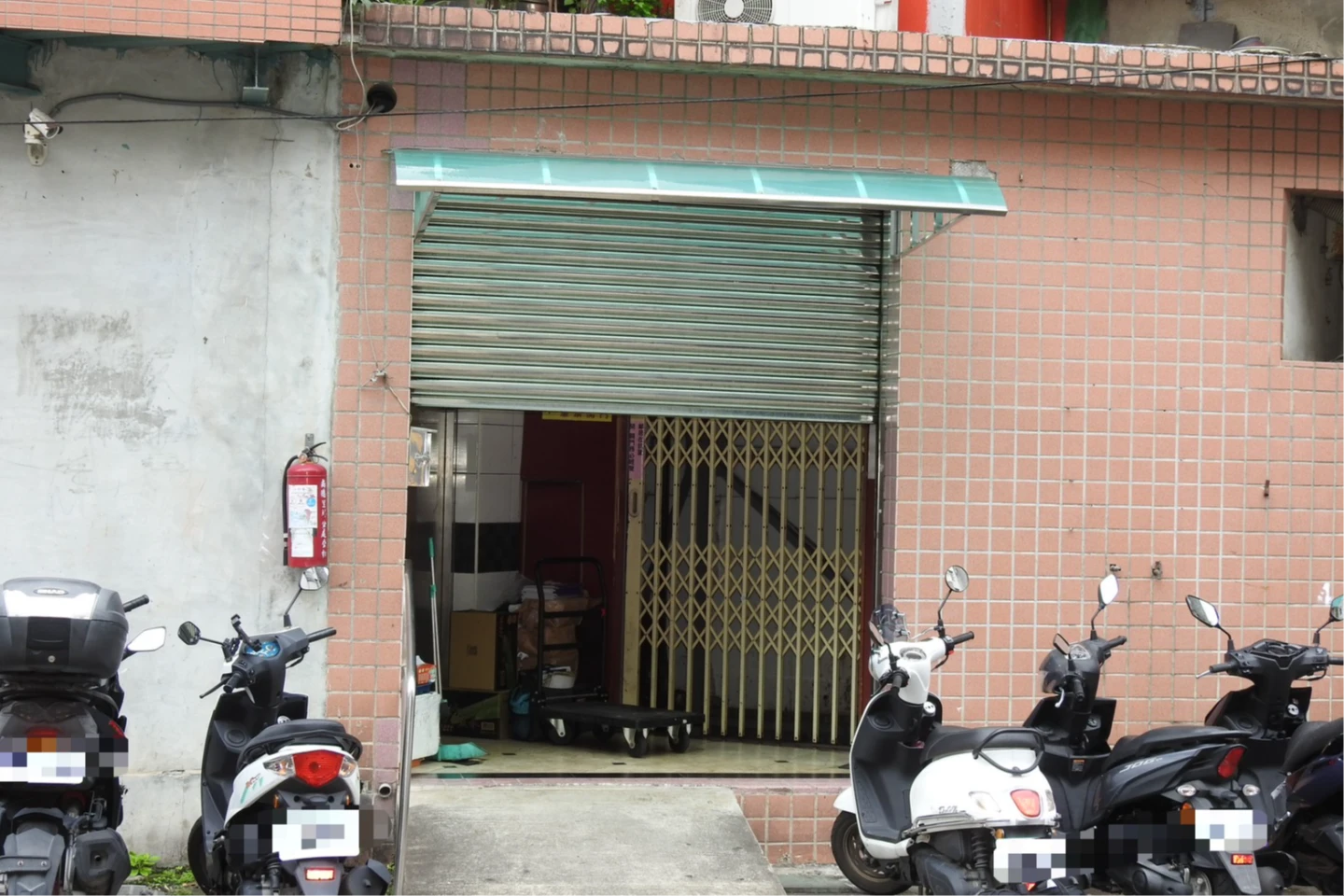 三重宮廟驚悚意外！信徒進電梯踩空5樓墜1樓　送醫插管命危