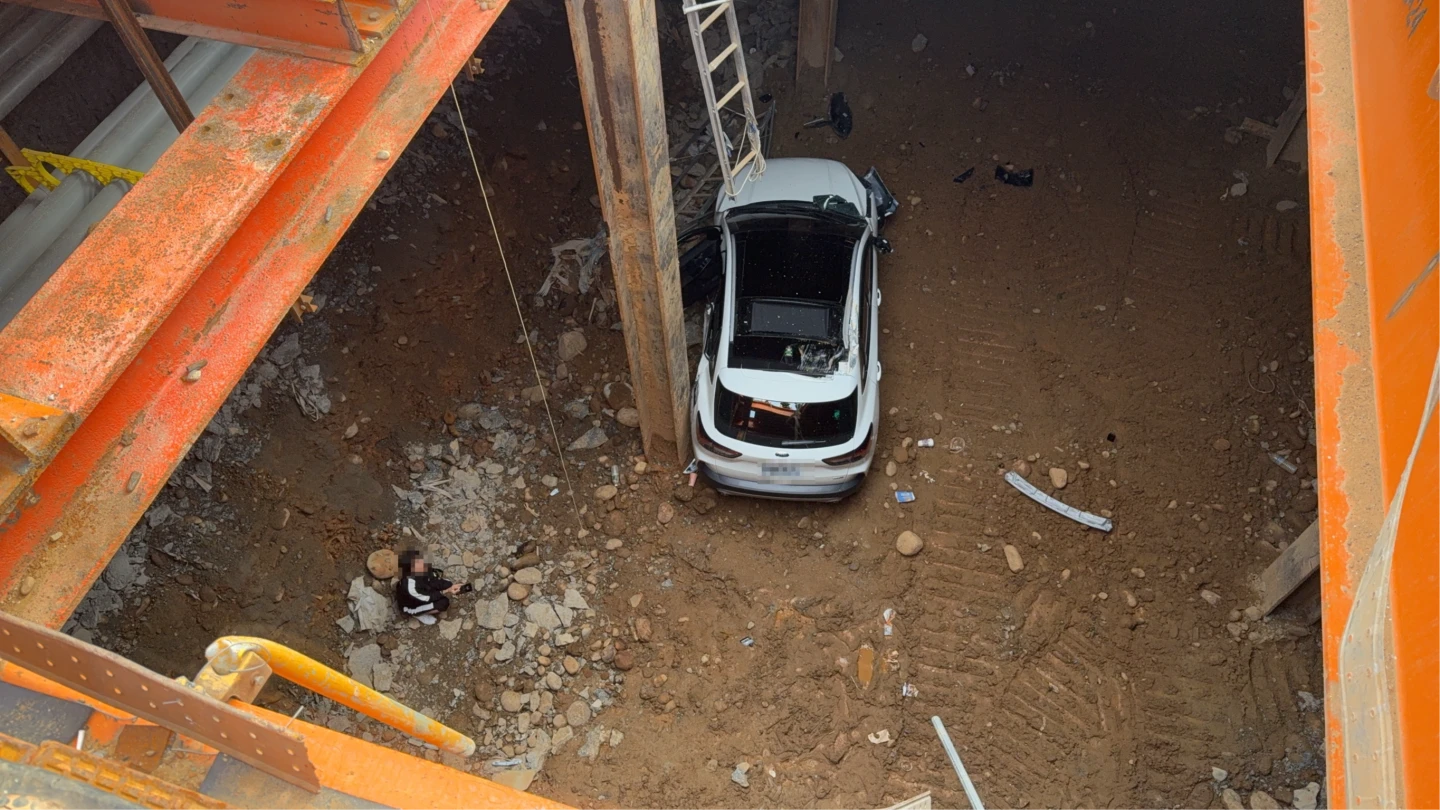 救援片｜6旬婦開車恍神衝捷運工地！　墜8米坑洞幸運輕傷