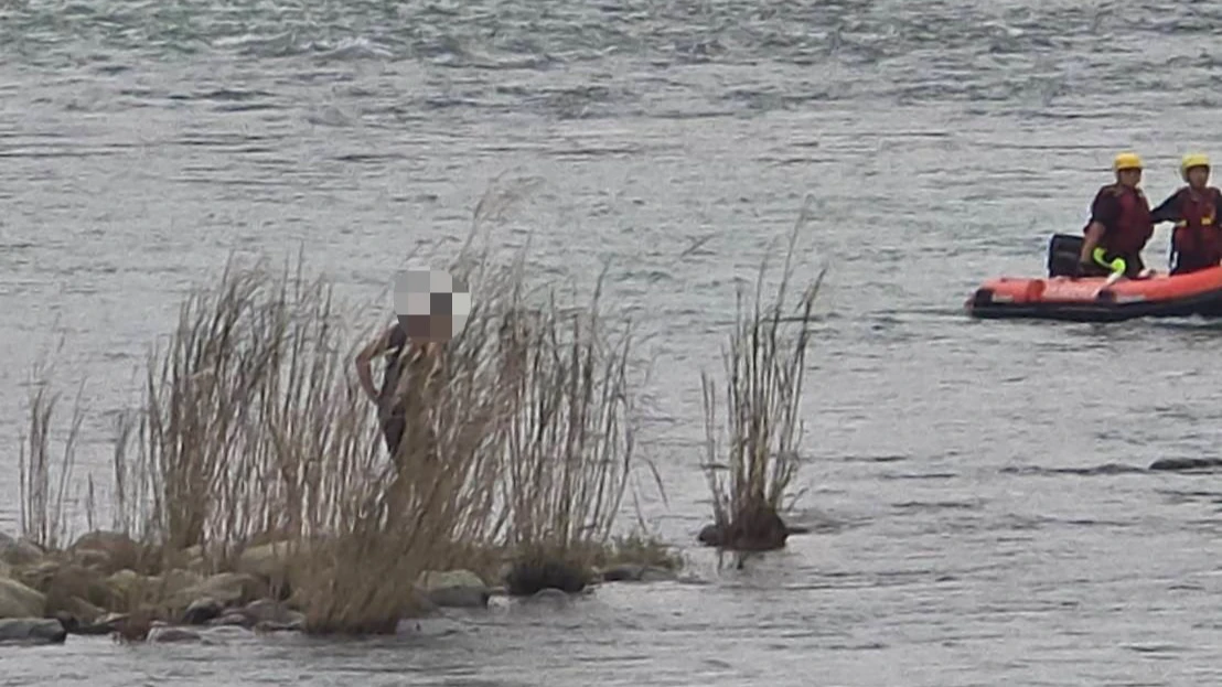 新北男青潭堰晨泳突溪水暴漲！　游不回岸上困沙洲急求援