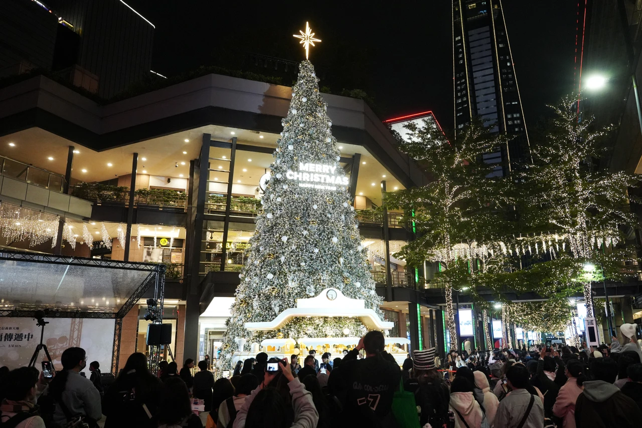 全台最閃耀！百萬顆燈海打造信義區表參道　新光三越20米耶誕樹點燈