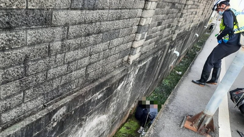 「停」「慢」標字不能當參考！苗栗2機車路口相撞　無照高中生卡水溝昏迷搶救