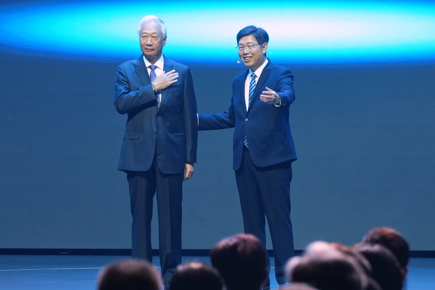 郭台銘滿頭白髮意外現身鴻海科技日　與董事長劉揚偉同台