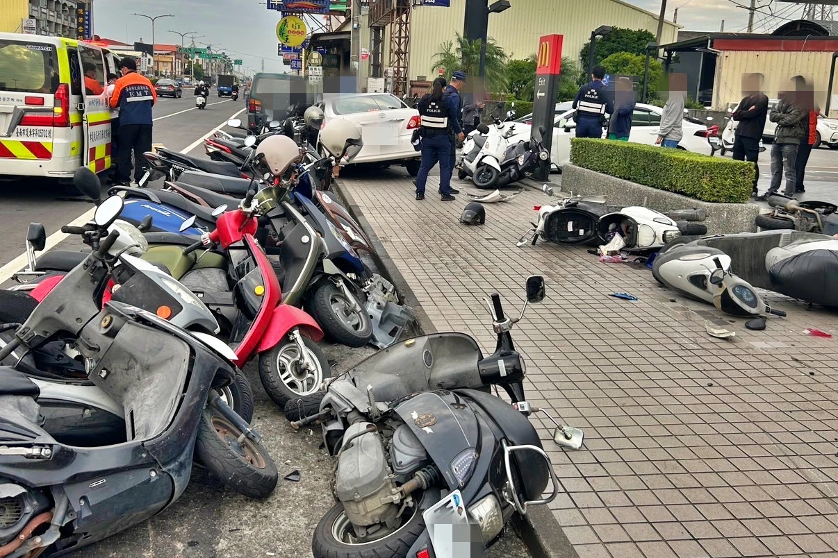 驚險片｜台南7旬翁失控連環撞！掃落整排機車　險衝進麥當勞釀2傷