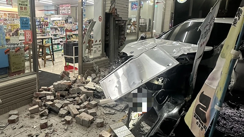 雙B車街頭競速　失控撞超商！無辜路人頭部重傷送醫